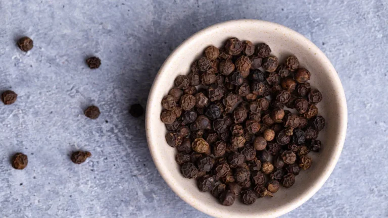 Black Pepper: Health Benefits of Peppercorns & Black Pepper Powder
