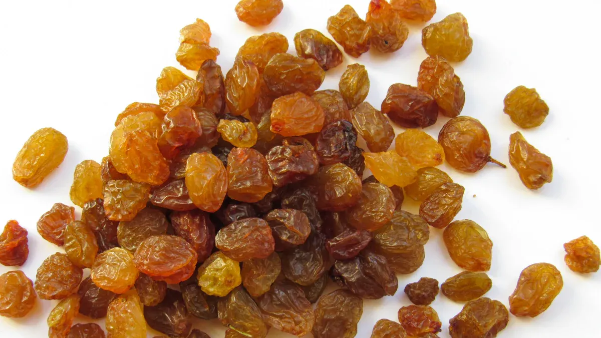 Raisins Nutrition: Sweet Facts, Key Benefits, & Uses
